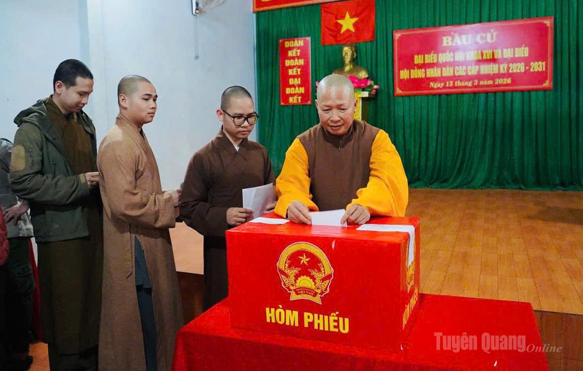 Trụ trì chùa Nậm Dầu, xã Linh Hồ tham gia bỏ phiếu tại đơn vị bầu cử số 1, xã Linh Hồ. Ảnh Khánh Huyền