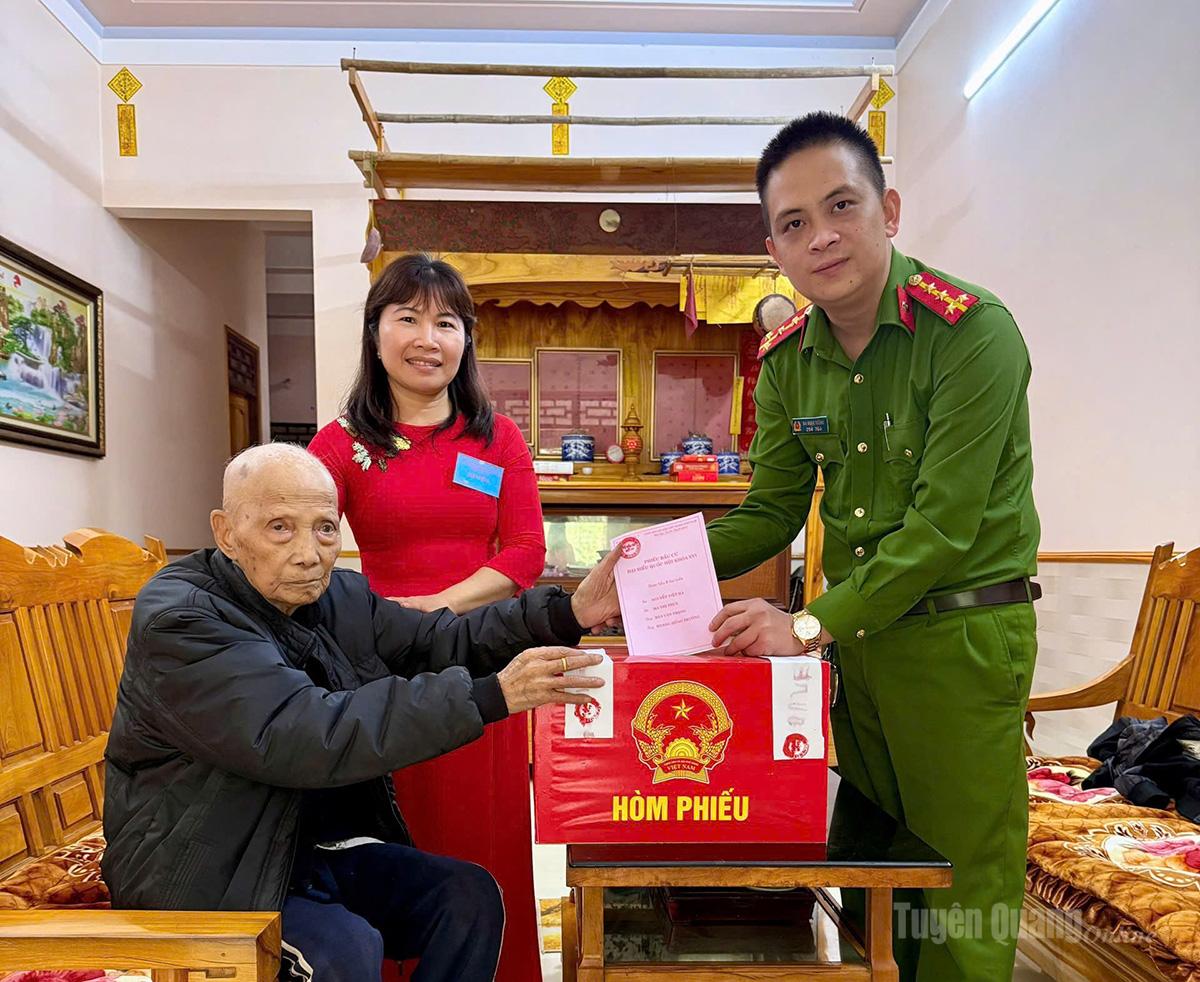 Cử tri Thưởng Văn Lường, 95 tuổi, thôn Pắc Kéo, xã Kim Bình bỏ phiếu tại nhà qua hòm phiếu phụ trong ngày hội toàn dân. Ảnh: Bàn Thanh