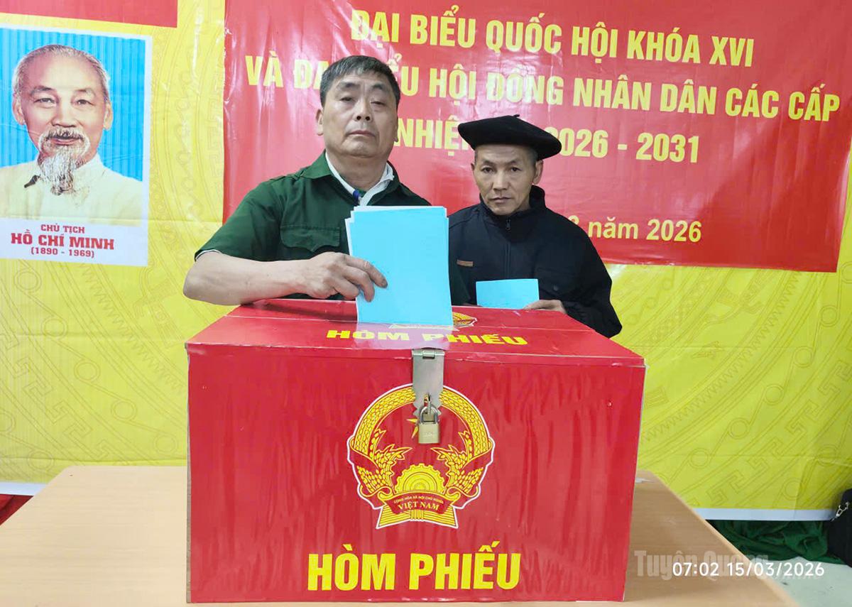 Tính đến 10h00, 100% cử tri ở 15/15 khu vực bỏ phiếu của xã Đường Thượng đã bỏ phiếu xong. Mọi công tác trong ngày bầu cử đảm bảo an toàn, vui tươi, phấn khởi.