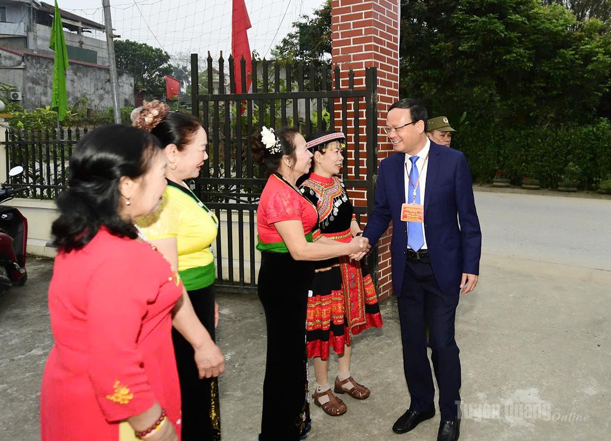 Đồng chí Nguyễn Mạnh Tuấn, Ủy viên Ban Thường vụ Tỉnh ủy, Phó Chủ tịch Thường trực UBND tỉnh tham gia bỏ phiếu tại Khu vực bỏ phiếu số 12, thôn Tân Phú, xã Hàm Yên ( Ảnh: Quốc Việt).