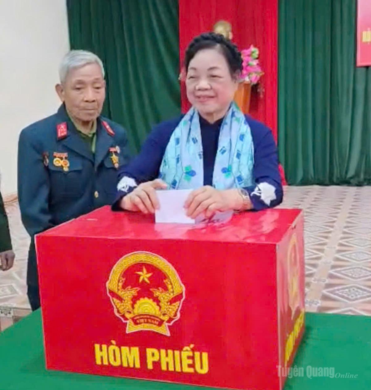 Đồng chí Hà Thị Khiết, nguyên Bí thư Trung ương Đảng, nguyên Trưởng Ban Dân vận Trung ương, nguyên Bí thư Tỉnh ủy, Phó Chủ tịch không chuyên trách Ủy ban Trung ương MTTQ Việt Nam dự Lễ khai mạc và tham gia bỏ phiếu bầu cử đại biểu Quốc và đại biểu HĐND các cấp, nhiệm kỳ 2026-2031 tại Tổ bầu cử số 9, Nhà văn hóa tổ dân phố Ỷ La 4, phường Minh Xuân.