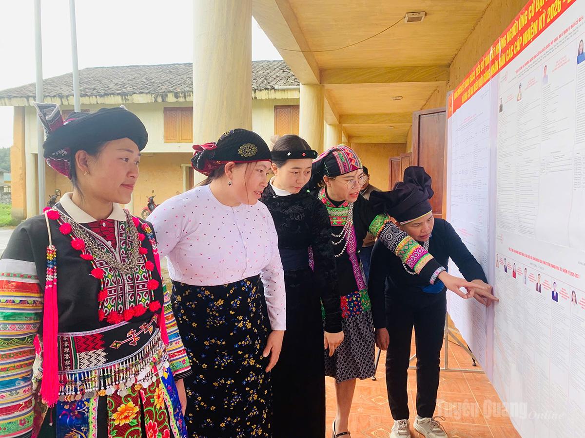 Cử tri thôn Bản Thăng, xã biên giới Tùng Vài xem danh sách ứng cử viên trước khi thực hiện quyền bầu cử. Ảnh: Phạm Hoan