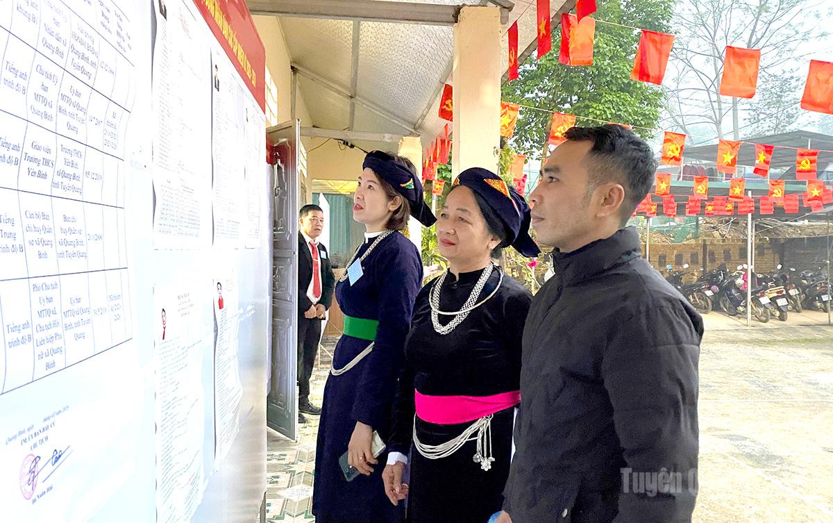 Đồng chí Vương Ngọc Hà, Uỷ viên Ban Thường vụ Tỉnh uỷ, Phó Chủ tịch UBND tỉnh dự khai mạc tại Khu vực bỏ phiếu số 16, xã Bắc Quang. Ảnh Minh Hoa