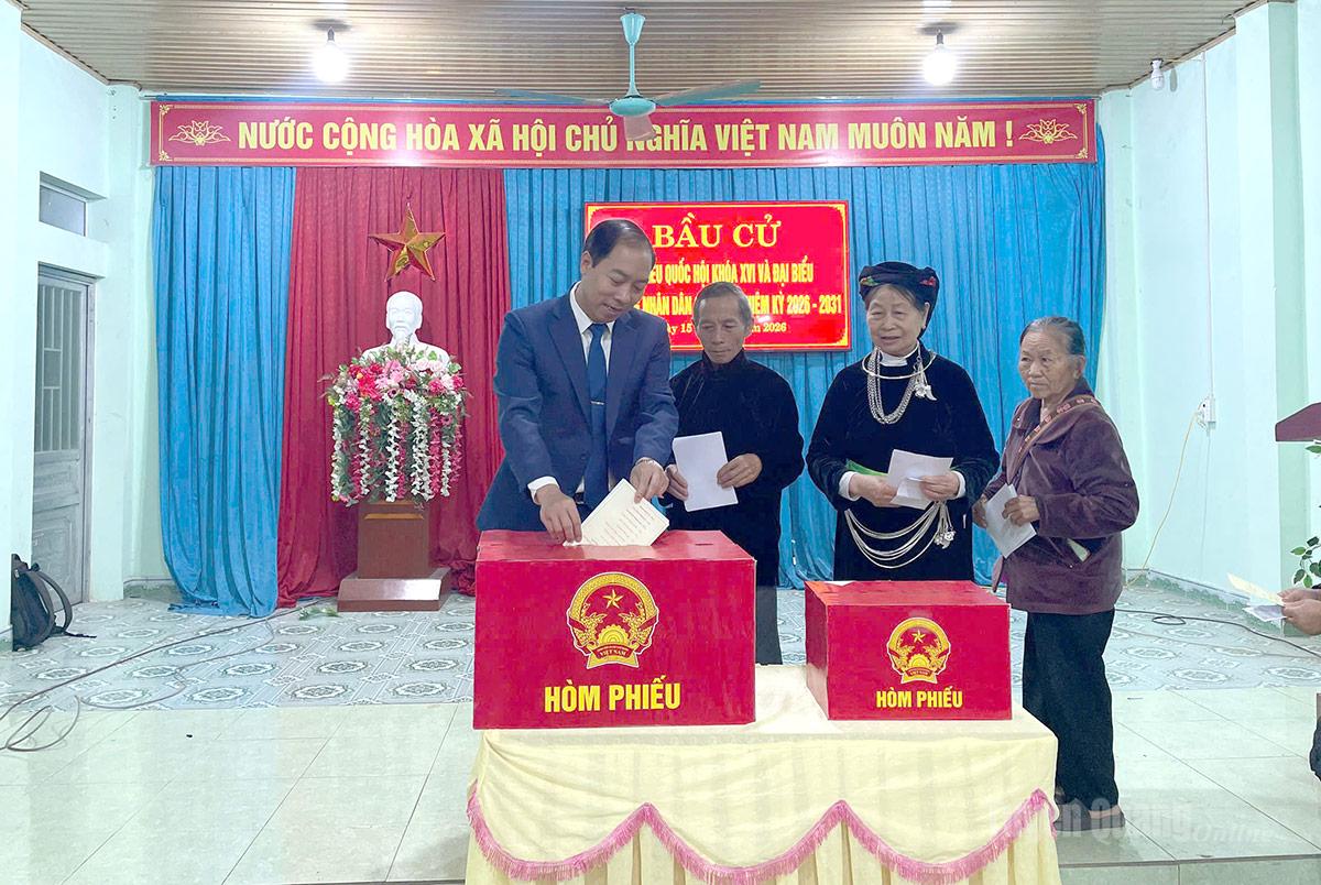 Lãnh đạo xã Pà Vầy Sủ và cử tri Khu vực bỏ phiếu số 1, xã Pà Vầy Sủ thực hiện quyền bầu cử. Ảnh: Hồng Nhung