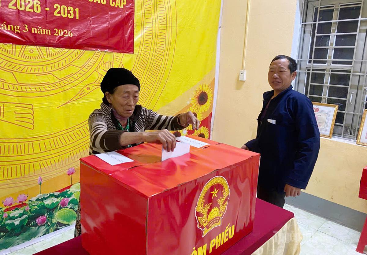 Cử tri thôn Phìn Tỷ A, xã Du Già tham gia bầu cử từ rất sớm. Ảnh: Phạm Hoan