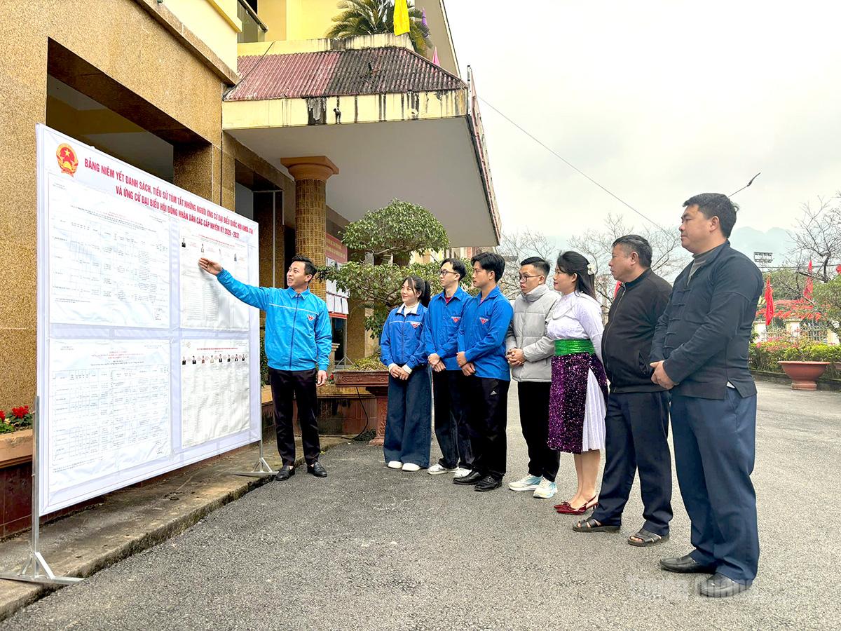 Cử tri xã Mèo Vạc tìm hiểu danh sách và tiểu sử tóm tắt của những người ứng cử đại biểu Quốc hội và đại biểu HĐND các cấp nhiệm kỳ 2026 – 2031 được niêm yết công khai tại trụ sở UBND xã. Ảnh: Nguyễn yếm