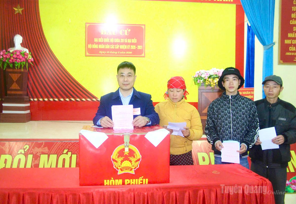 Cử tri thôn Suối Vui, xã biên giới Tùng Vài tham gia bầu cử. Ảnh: Phạm Hoan