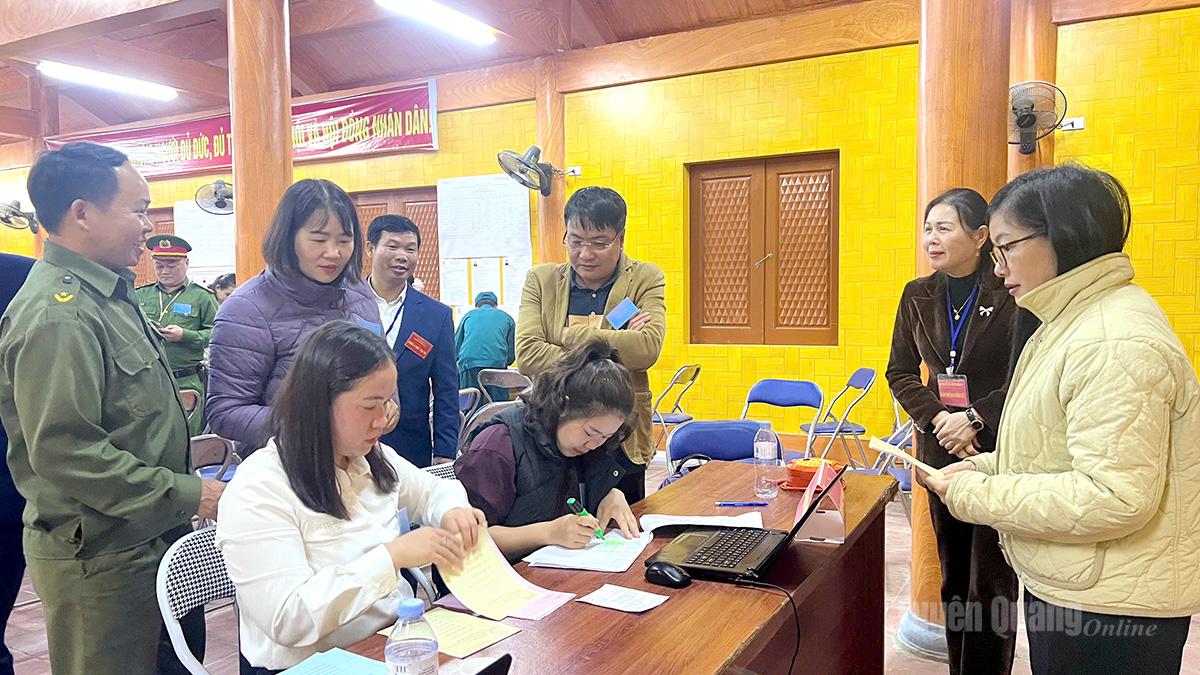 Lãnh đạo xã Yên Thành kiểm tra công tác bầu cử tại thôn Pà Vầy Sủ. Ảnh: Hạ Hòa.