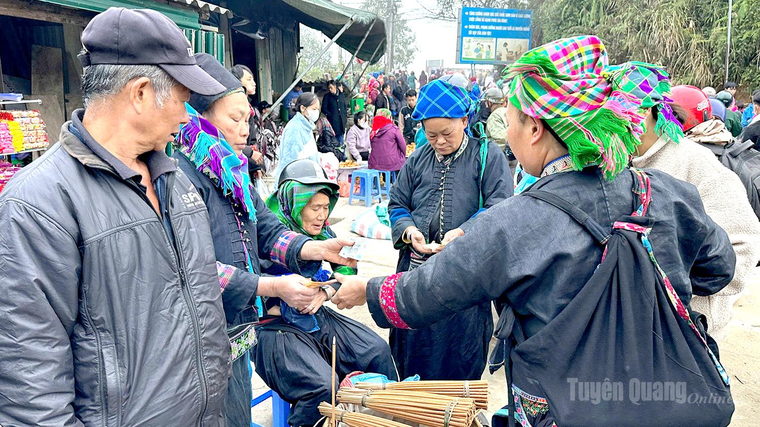 The market atmosphere becomes lively, with cheerful conversations, while the vibrant traditional costumes of ethnic communities create a vivid, culturally rich highland scene.