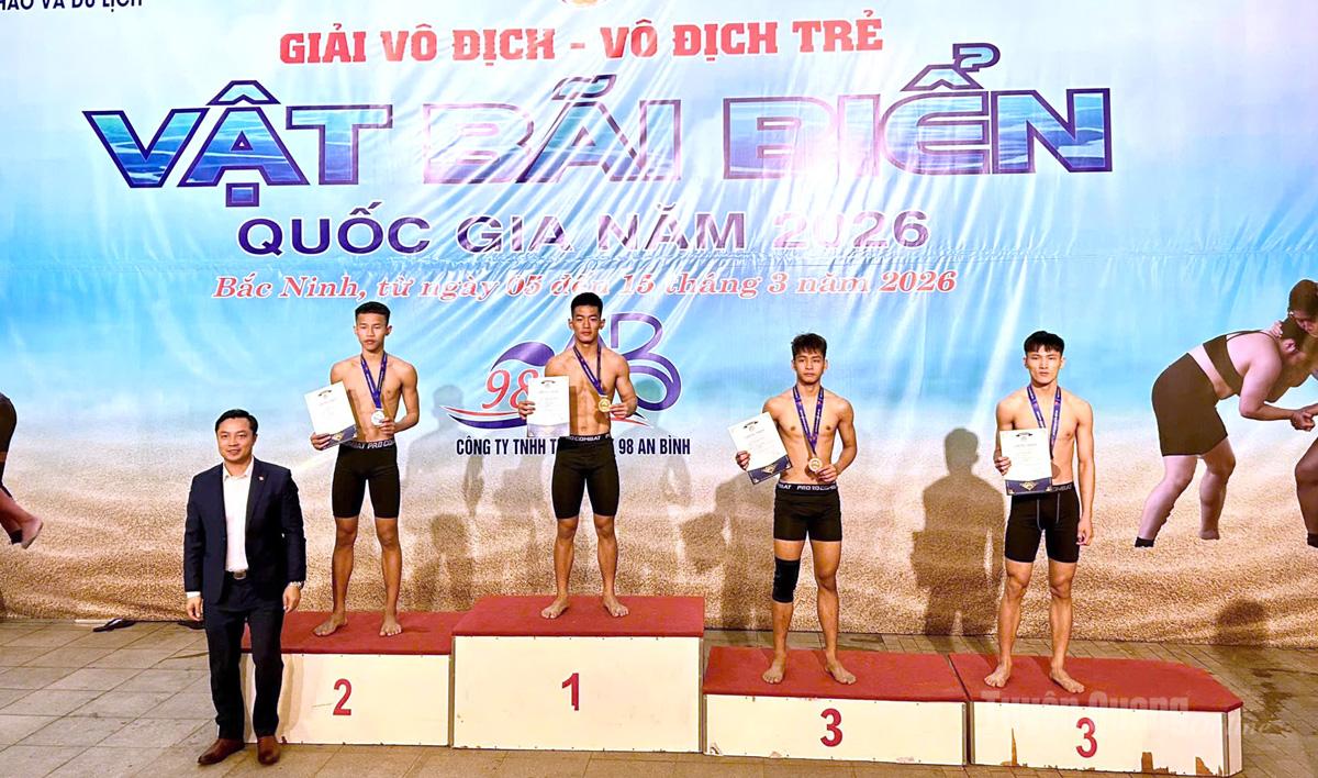 Vận động viên Hoàng Mạnh Lượng giành Huy chương vàng tại Giải vô địch - vô địch trẻ Vật bãi biển quốc gia năm 2026.