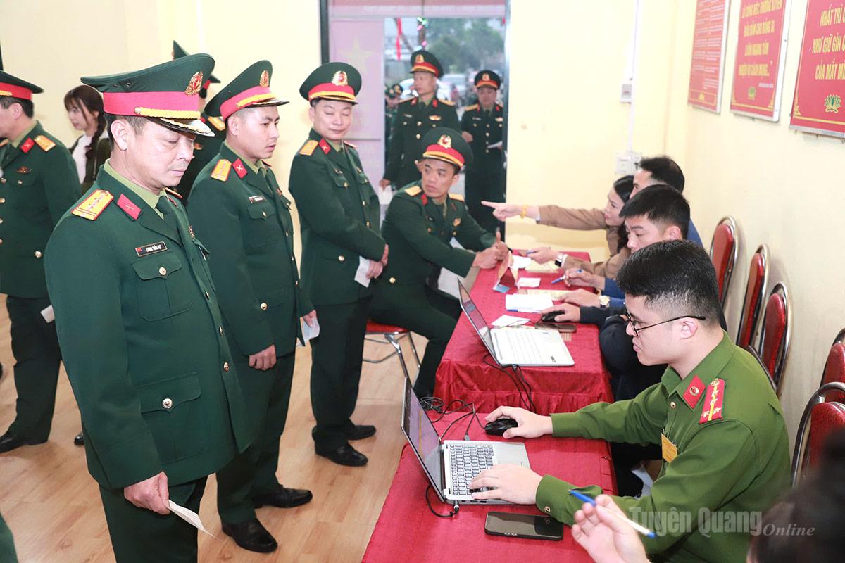 Lực lượng vũ trang trên địa bàn xã Thanh Thuỷ tham gia bầu cử tại Khu vực bỏ phiếu số 1 (thôn Giang Nam và thôn Nà Toong) xã Thanh Thuỷ. Ảnh: Phi Anh