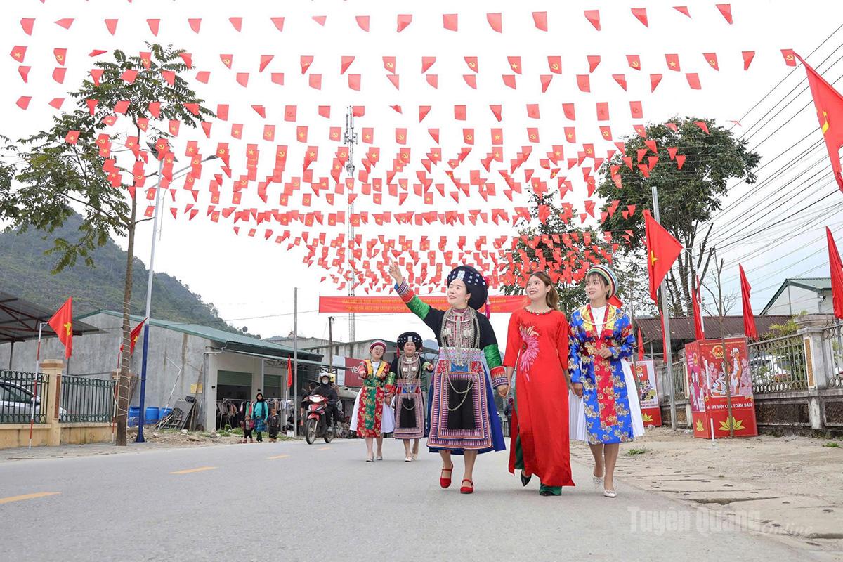 Cử tri xã Sủng Máng vui tươi, phấn khởi hướng về Ngày bầu cử đại biểu Quốc hội và đại biểu HĐND các cấp. Ảnh: Trần Kế