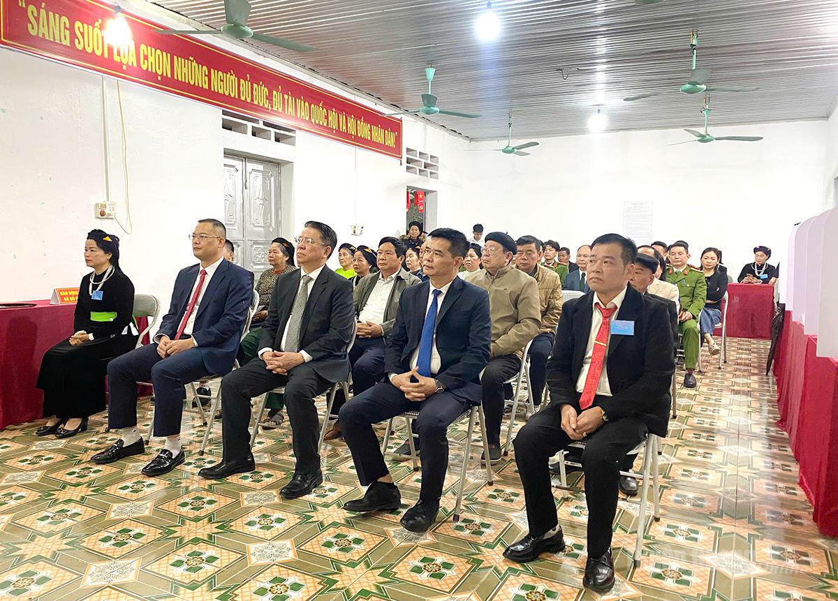 Đồng chí Trần Mạnh Lợi, Uỷ viên BTV Tỉnh uỷ, Trưởng Ban Tuyên giáo và Dân vận Tỉnh uỷ dự khai mạc bầu cử tại khu vực bỏ phiếu số 5, xã Quang Bình. Ảnh: Phạm Hoan