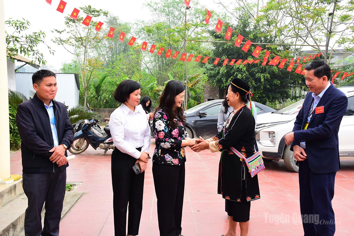 Đồng chí Vương Ngọc Hà, Phó Chủ tịch UBND tỉnh nói chuyện với cử tri thôn Phù Yên, xã Phù Lưu. Ảnh Minh Hoa