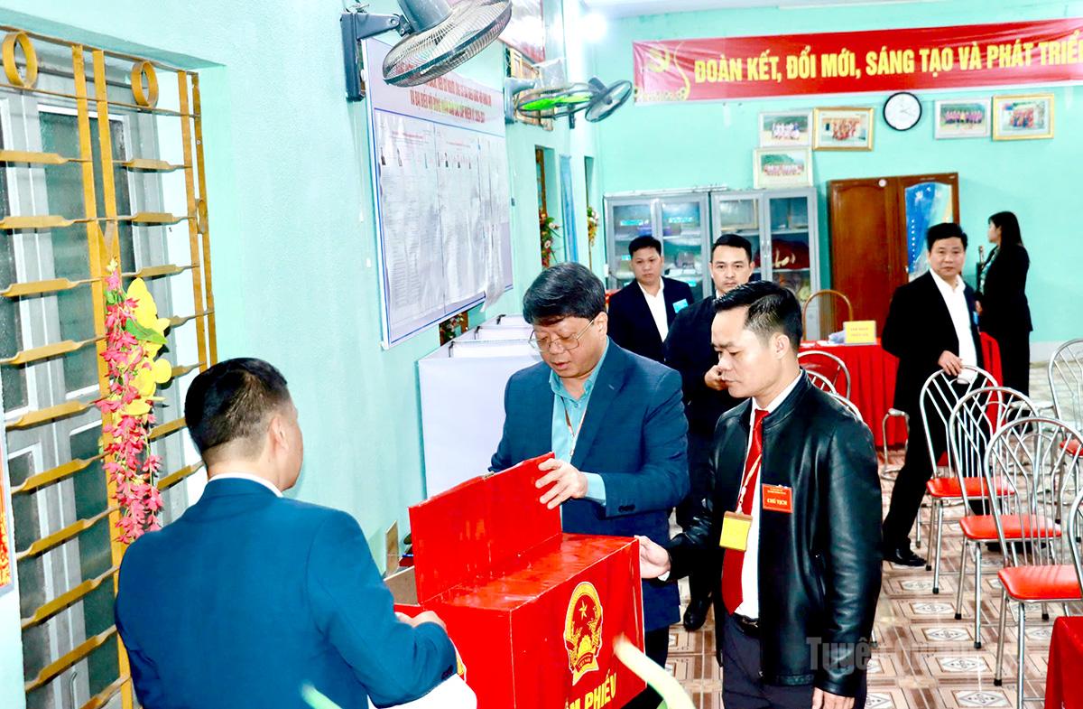 Đồng chí Hà Trung Kiên, Ủy viên Ban Thường vụ Tỉnh ủy, Phó Chủ tịch Thường trực Uỷ ban MTTQ tỉnh kiểm tra cơ sở vật chất tại khu vực bỏ phiếu số 1, xã Minh Ngọc trước giờ khai mạc bầu cử. Ảnh: Trần Kế