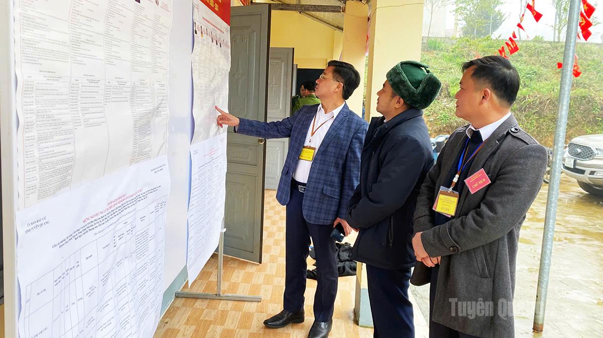 Đồng chí Nguyễn Hưng Vượng, Ủy viên Ban Thường vụ Tỉnh ủy, Chủ nhiệm UBKT Tỉnh ủy, Trưởng ban Bầu cử đơn vị bầu cử số 8 kiểm tra công tác bầu cử thôn giáp biên giới Hậu Cấu, xã Xín Mần. Ảnh: Bàn Thanh