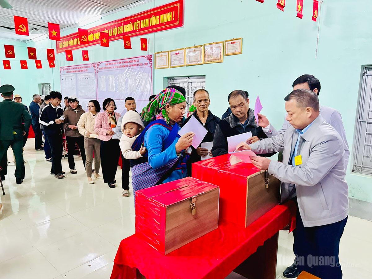 Người dân xã vùng biên Bạch Đích tích cực tham gia bầu cử. Ảnh: Phạm Hoan