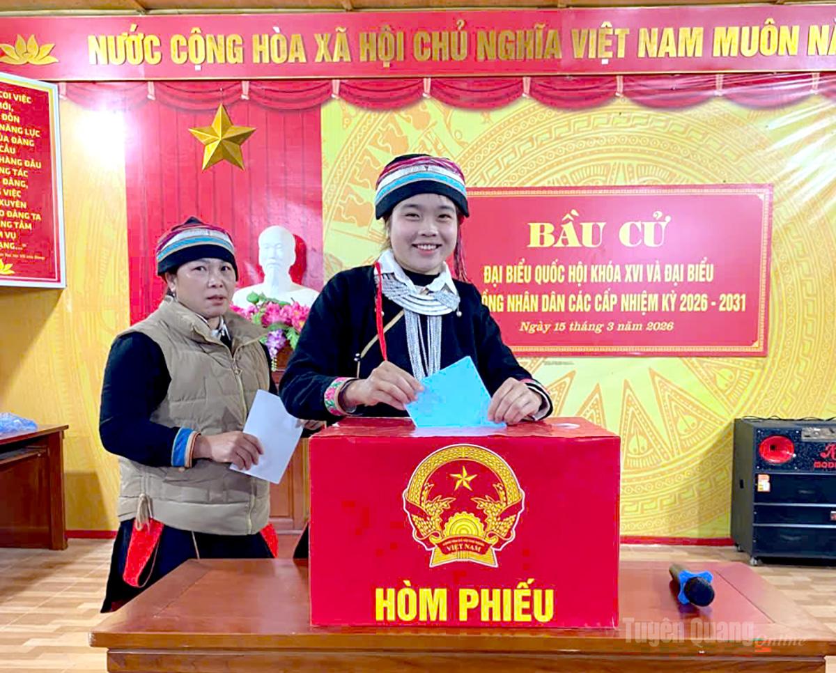 Cử tri xã Đường Thượng tiến hành bỏ phiếu bầu cử đại biểu Quốc hội khoá XVI và đại biểu HĐND các cấp, nhiệm kỳ 2026 - 2031. Ảnh: Thảo Nguyên