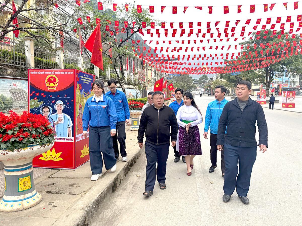 Cử tri xã Mèo Vạc di chuyển đến khu vực bỏ phiếu ngay từ sớm. Ảnh: Nguyễn Yếm