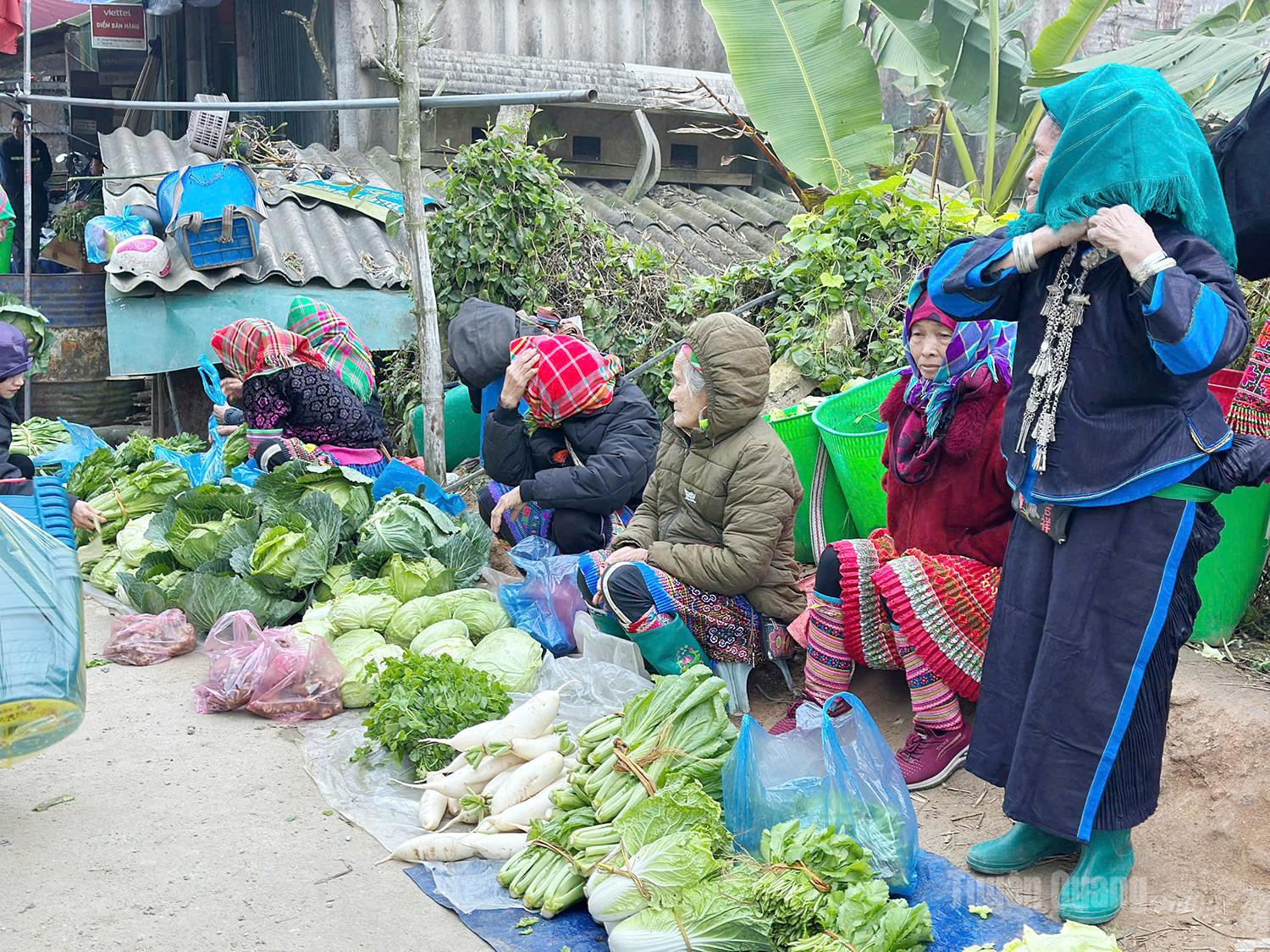 Pac Ngam market has no flashy stalls. Goods are simply laid out on tarps spread on the ground or even displayed on flat stones.