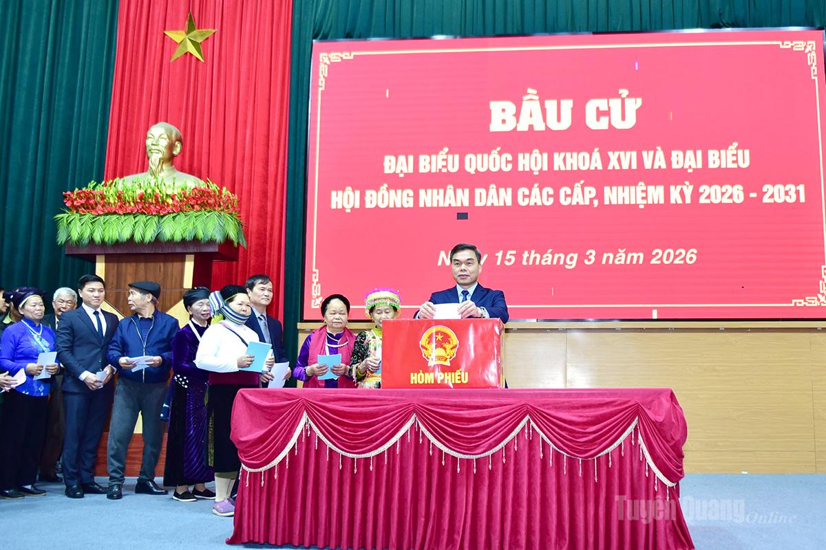 Đồng chí Ma Thế Hồng, Phó Bí thư Tỉnh ủy, Chủ tịch Ủy ban MTTQ Việt Nam tỉnh đã dự lễ khai mạc và tham gia bỏ phiếu bầu đại biểu Quốc hội khóa XVI và đại biểu HĐND các cấp nhiệm kỳ 2026–2031 tại Khu vực bỏ phiếu số 1, Đơn vị bầu cử số 1, xã Quản Bạ. Ảnh: Lý Thịnh