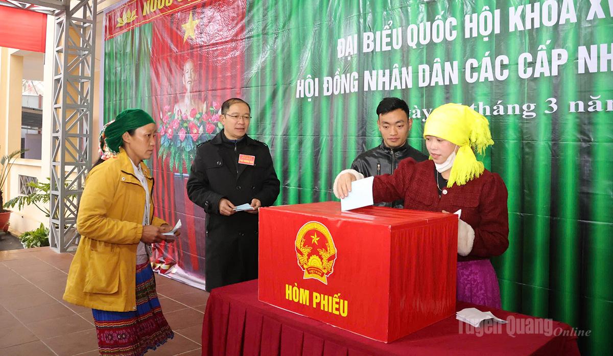 Tính đến 9 giờ 25 phút, tỷ lệ cử tri đi bỏ phiếu của xã Sủng Máng đạt hơn 96%, trong đó có 4/8 tổ đã hoàn thành 100%. Ảnh: Trần Kế