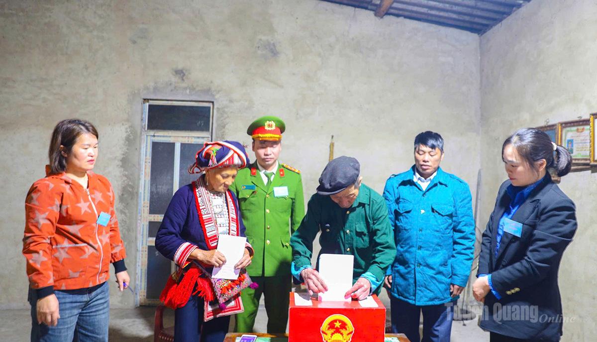 Khu vực bỏ phiếu số 1 xã Hồ Thầu đem hòm phiếu đến tận nhà cho người già yếu. Ảnh: Phi Anh