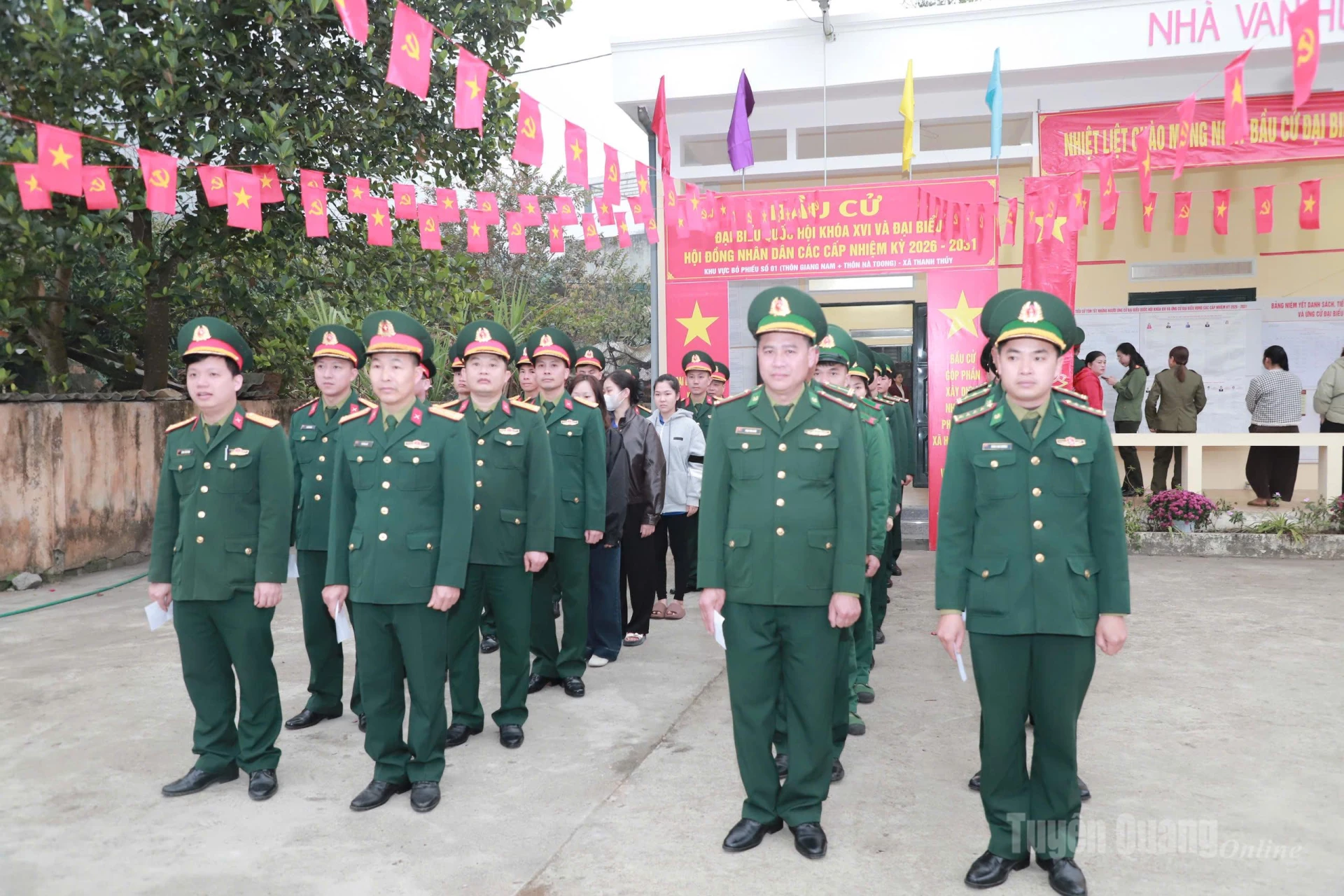 Lực lượng vũ trang trên địa bàn xã Thanh Thuỷ tham gia bầu cử tại Khu vực bỏ phiếu số 1 (thôn Giang Nam và thôn Nà Toong) xã Thanh Thuỷ. Ảnh: Phi Anh