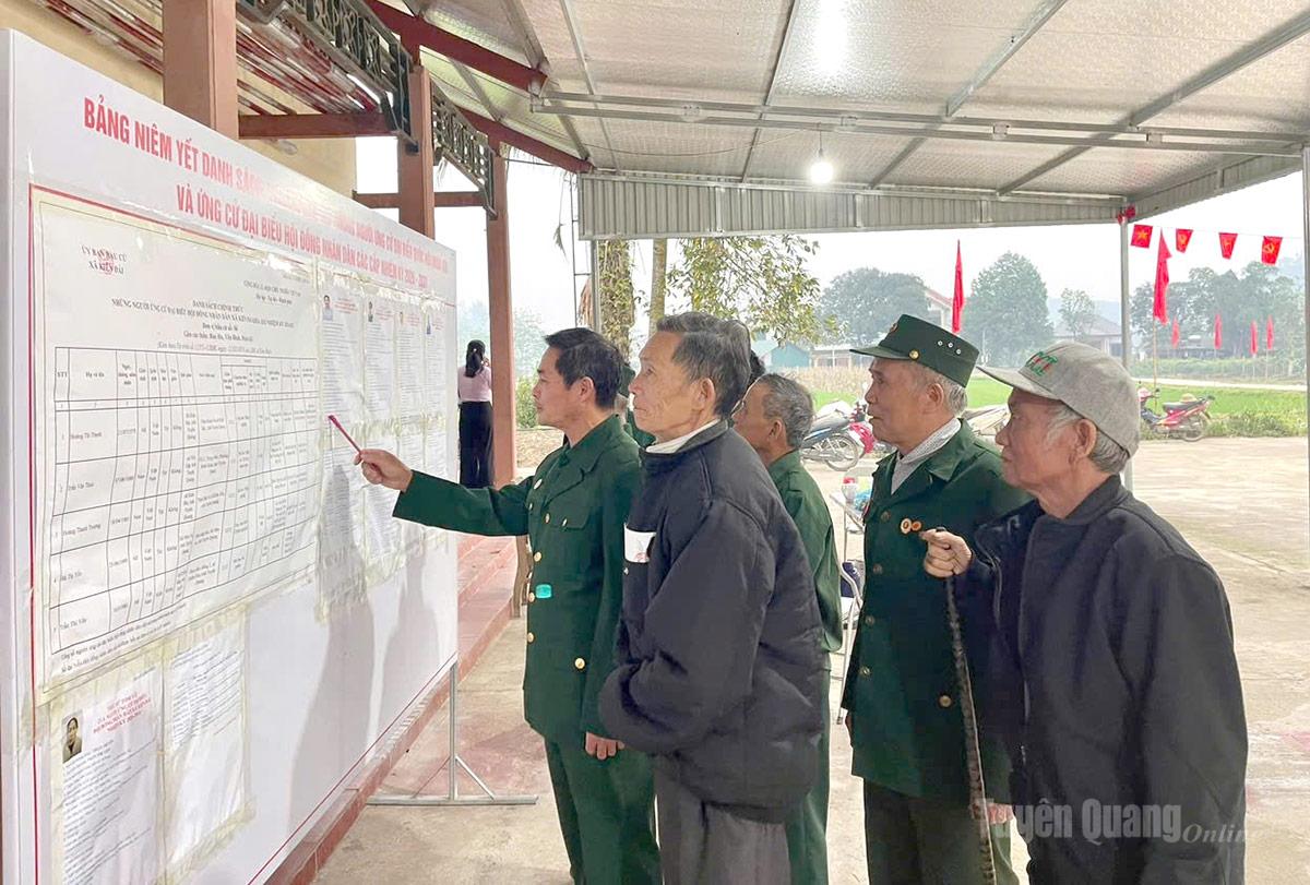 Cử tri xã Kiên Đài nghiên cứu tiểu sử các ứng cử viên trước khi bỏ phiếu. Ảnh: Giang Lam.