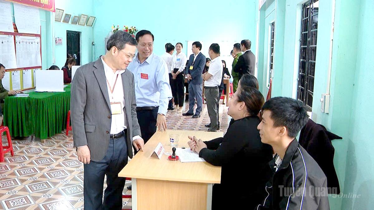 Đồng chí Nguyễn Văn Sơn, Phó Bí thư Tỉnh ủy, Chủ tịch HĐND tỉnh, Phó trưởng Ban Chỉ đạo Bầu cử tỉnh, Trưởng Ban bầu cử đại biểu Quốc hội số 3 kiểm tra công tác tổ chức bầu cử tại xã Yên Phú. Ảnh: Huy Hoàng