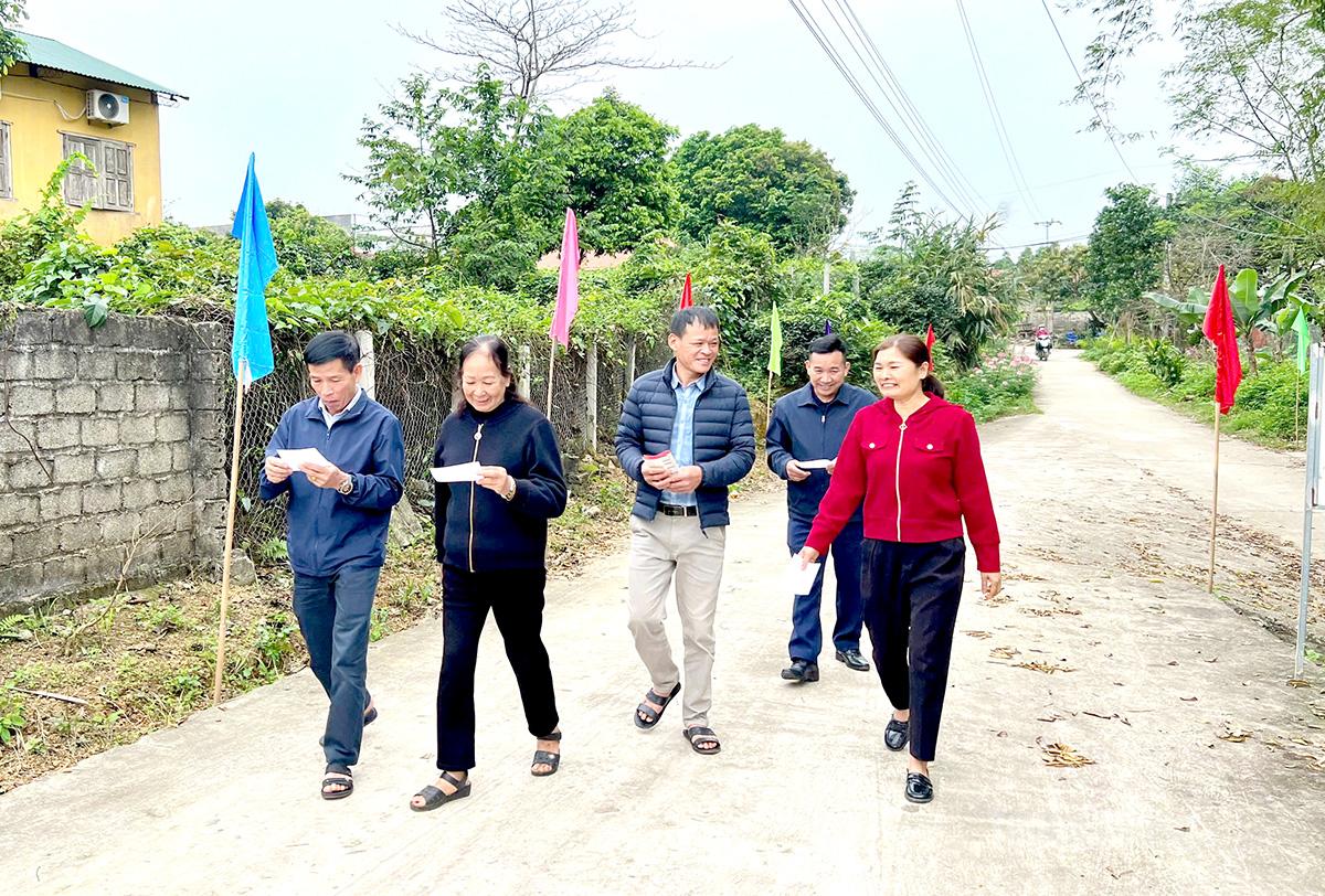 Cử tri giáo họ Phú Thịnh, xã Yên Sơn phấn khởi đi bỏ phiếu từ sớm.  Ảnh: Thuý Nga