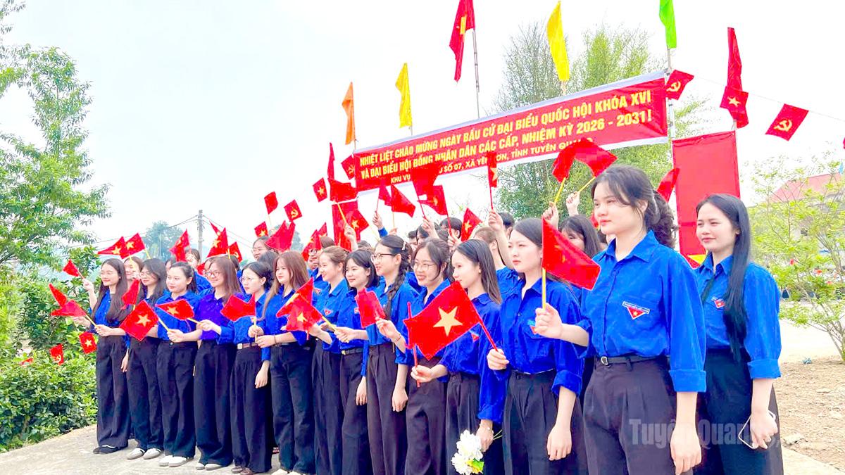 Tuổi trẻ xã Yên Sơn tham gia hỗ trợ công tác bầu cử. Ảnh: Phạm Hoan