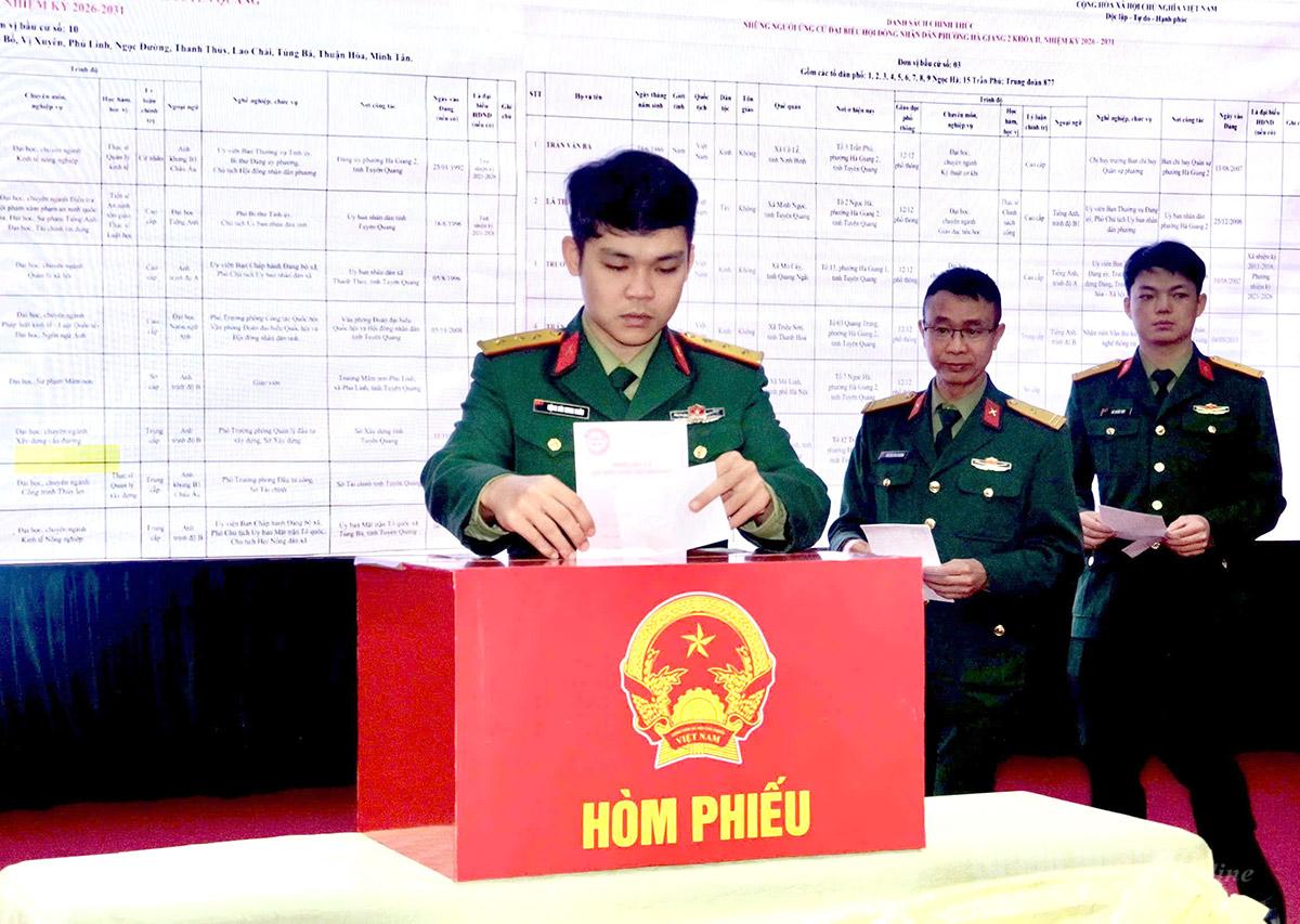 Cán bộ, chiến sĩ Trung đoàn 877 tham gia bầu cử. Ảnh Khánh Huyền
