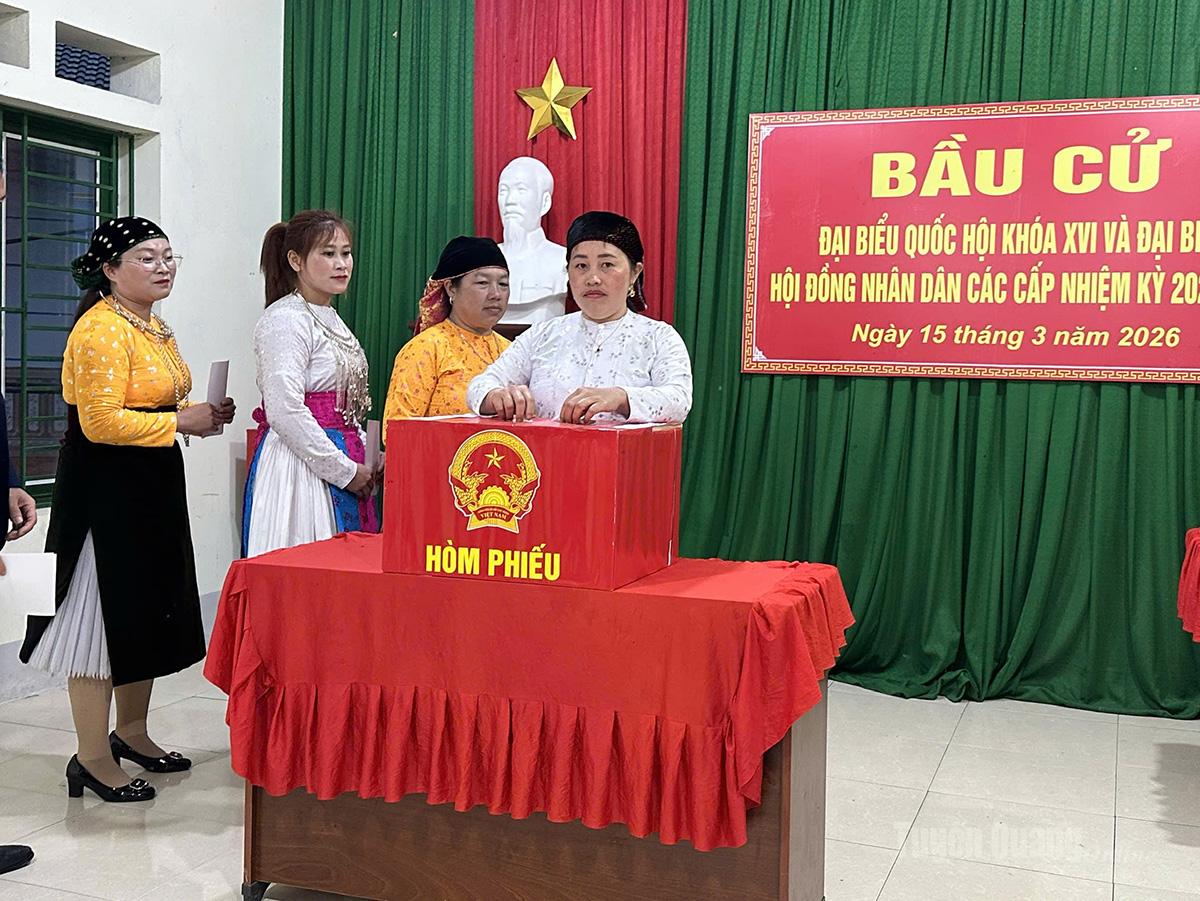 Cử tri thôn Lùng Cáng, xã Nghĩa Thuận, khu vực bỏ phiếu số 04 tham gia bỏ phiếu sớm. Ảnh: Văn Long