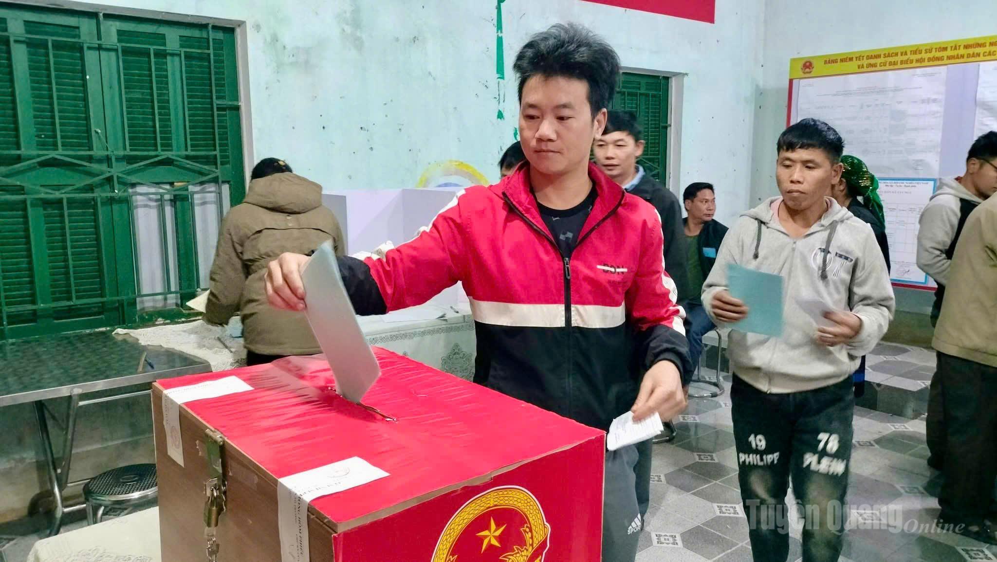 Cử tri xã Tát Ngà tiến hành bỏ phiếu bầu cử Đại Biểu Quốc hội khoá XVI và Đại biểu HĐND các cấp nhiệm kỳ 2026 - 2031. Ảnh: Khánh Huyền