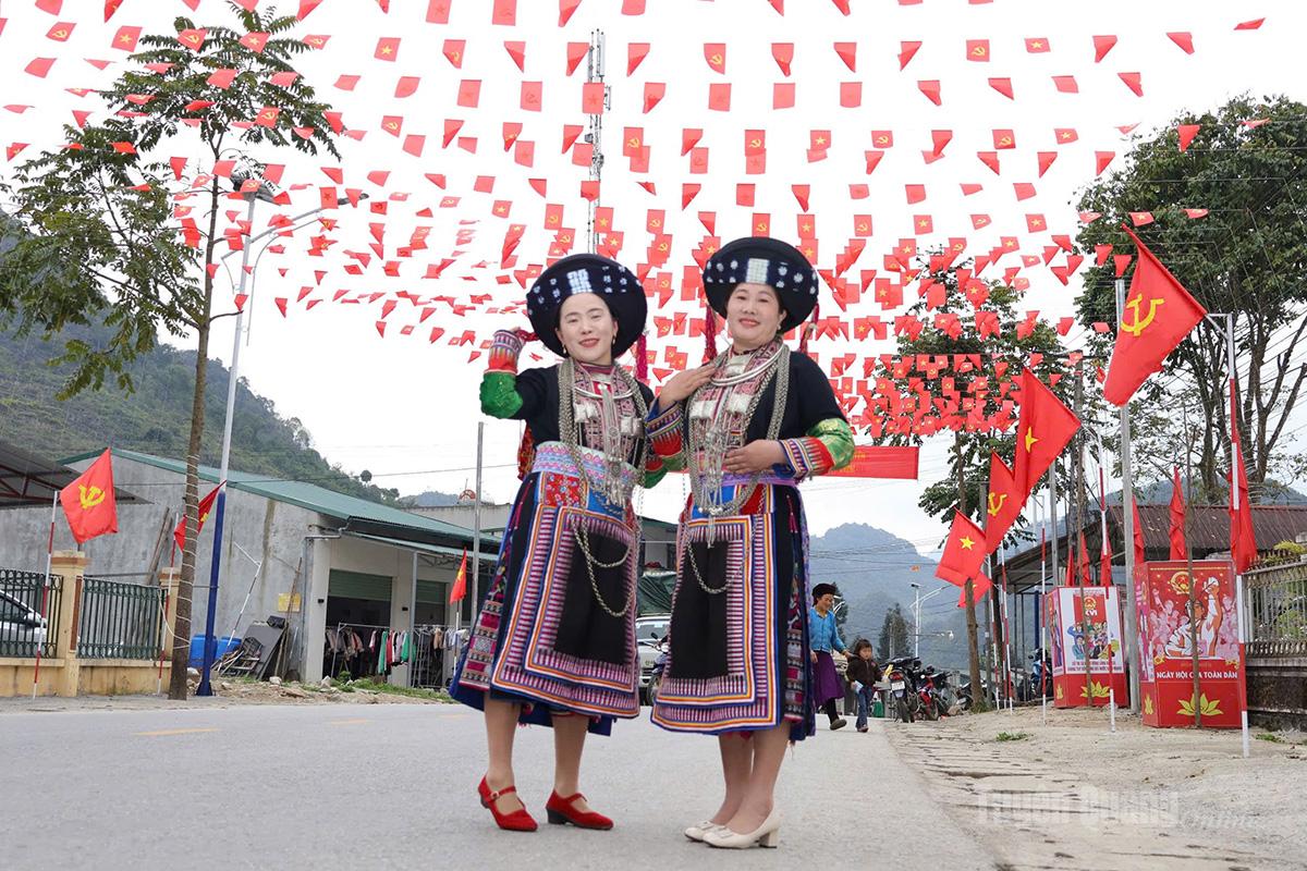 Cử tri xã Sủng Máng phấn khởi khi đã hoàn thành quyền và nghĩa vụ cử tri. Ảnh: Trần Kế