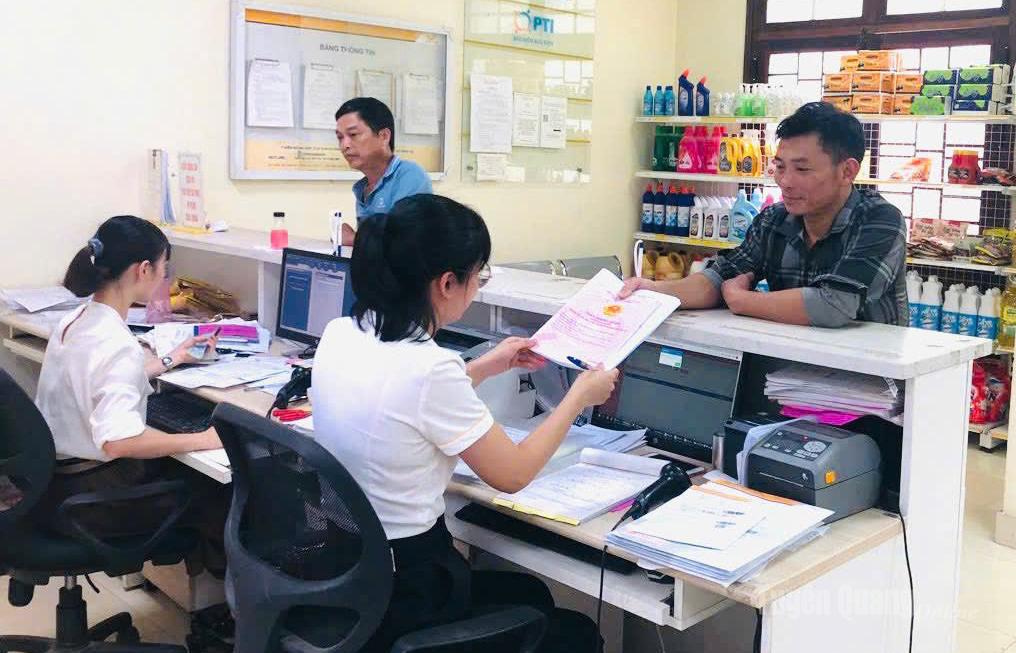 Nhân viên Bưu cục Chiêm Hóa, thuộc Bưu điện xã Chiêm Hóa trả kết quả giải quyết thủ tục hành chính cho người dân.