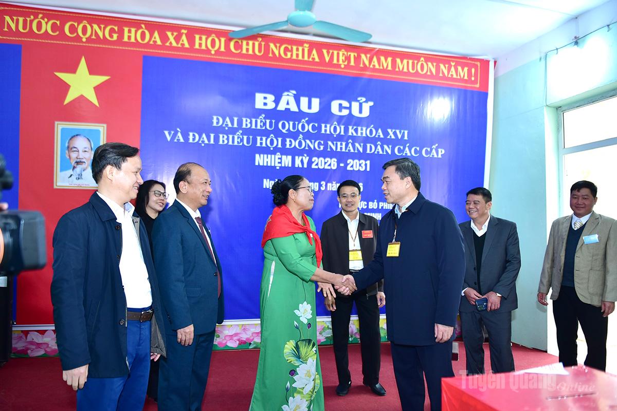 Phó Bí thư Tỉnh ủy, Chủ tịch Ủy ban MTTQ Việt Nam tỉnh Ma Thế Hồng kiểm tra, chúc mừng Khu vực bỏ phiếu số 2, tại thôn 5, xã Quản Bạ hoàn thành 100% cử tri (gần 1.100 cử tri) đã đi bỏ phiếu từ lúc 10 giờ ngày 15-3. Ảnh: Lý Thịnh