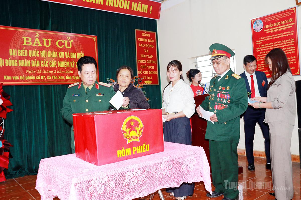 Đồng chí Lại Tiến Giang, Ủy viên Ban Thường vụ Tỉnh ủy, Chỉ huy trưởng Bộ CHQS tỉnh Tuyên Quang dự cuộc bầu cử tại Khu vực bỏ phiếu số 7, xã Yên Sơn.