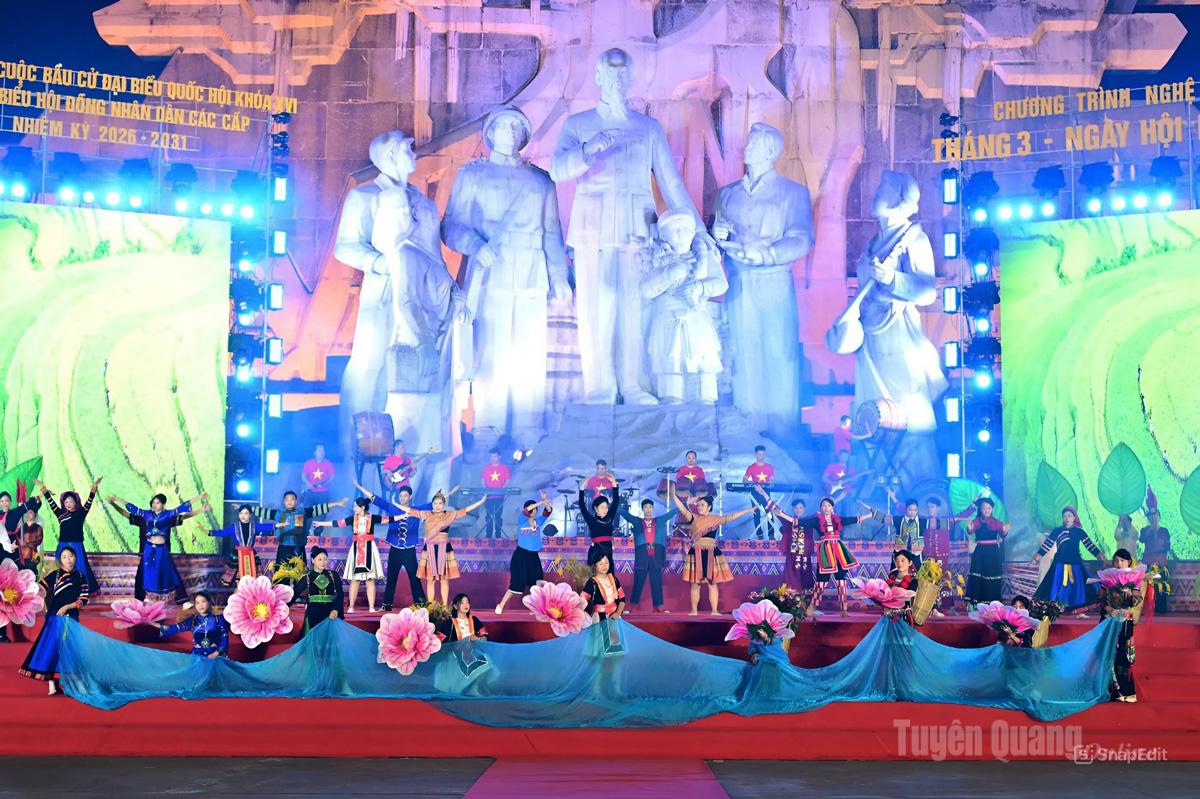 Một tiết mục múa mang hơi thở văn hóa dân gian miền núi của các diễn viên Đoàn nghệ thuật dân tộc tỉnh.