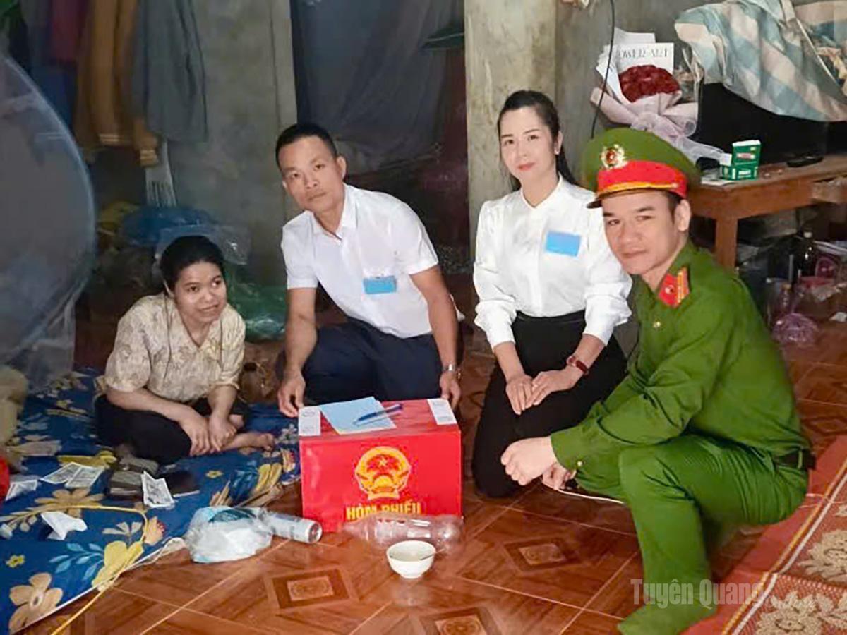 Tổ bầu cử thôn Đồng Trang, xã Hùng Lợi sử dụng hòm phiếu phụ đến các hộ gia đình có người khuyết tật, không có khả năng đến bỏ phiếu tại điểm bầu cử. Ảnh -Minh Thuỷ