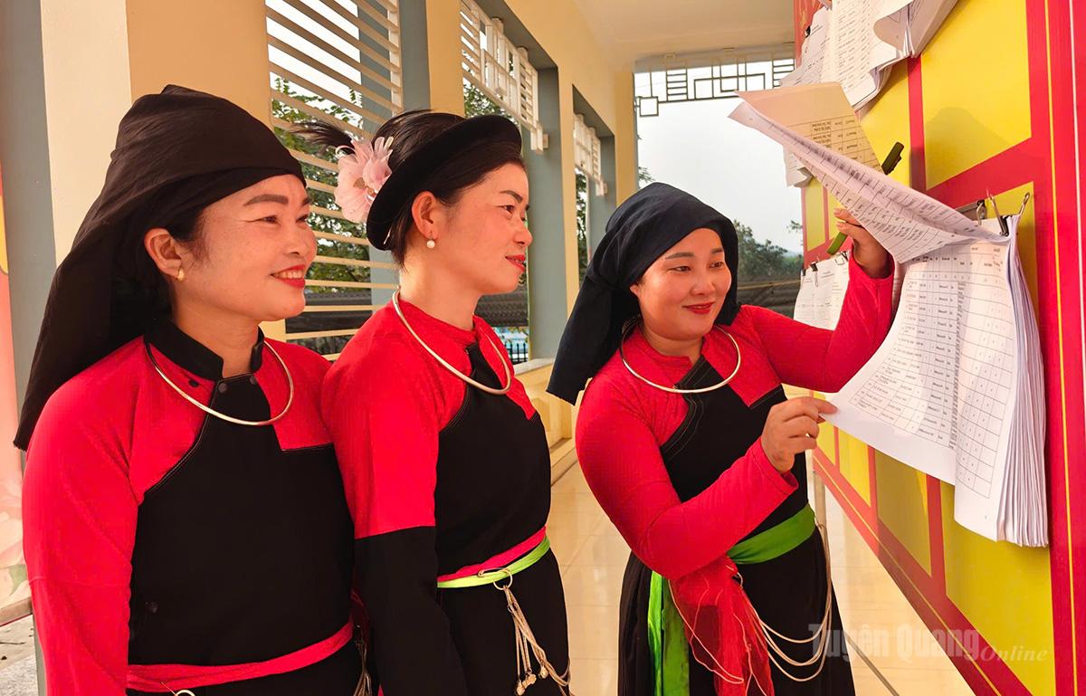 Cử tri xã Hùng Đức tìm hiểu tiểu sử người ứng cử đại biểu Quốc hội và HĐND các cấp trước giờ bỏ phiếu. Ảnh: Minh Hoàng