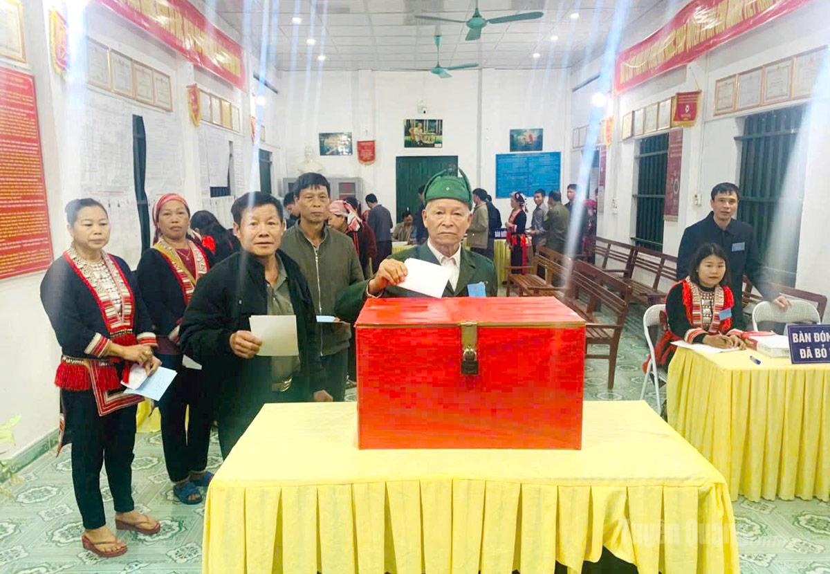 Ngay từ sáng sớm cử tri điểm bỏ phiếu thôn Tân Sơn, xã Bắc Quang đã tiến hành tham gia bỏ phiếu thực hiện quyền và nghĩa vụ công dân. Ảnh: Thanh Hoài
