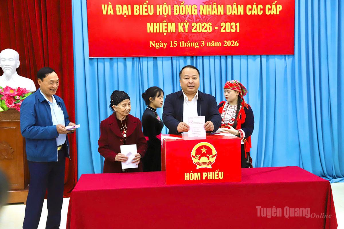 Chủ tịch UBND tỉnh Phan Huy Ngọc và các cử tri đi bỏ phiếu tại khu vực bỏ phiếu số 7, đơn vị bầu cử số 4. Ảnh: Duy Tuấn