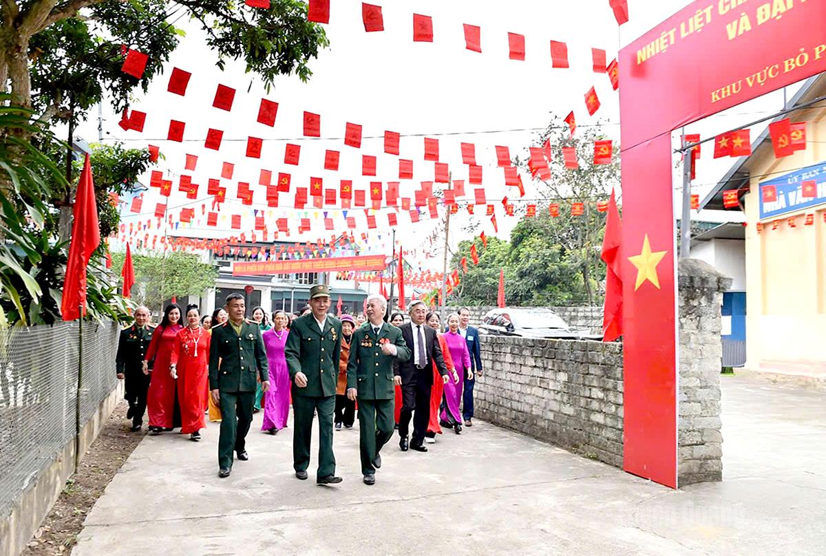 Cử tri thôn Tân Biên 1 xã Thái Bình đi bỏ phiếu. Ảnh: Thanh Phúc