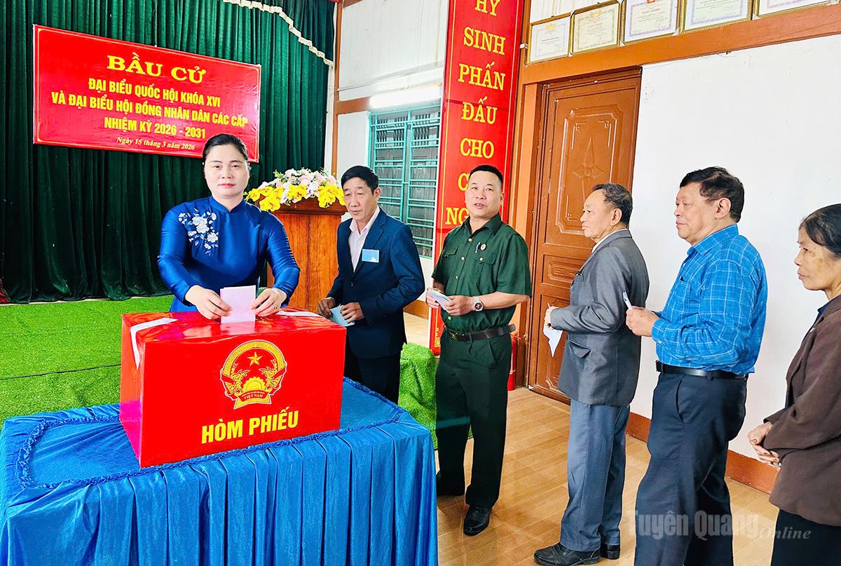 Đồng chí Ma Thị Thúy, Phó Trưởng đoàn ĐBQH chuyên trách tỉnh tham gia bỏ phiếu tại  thôn Bờ Sô, xã Bình Ca. Ảnh: Hải Hương.