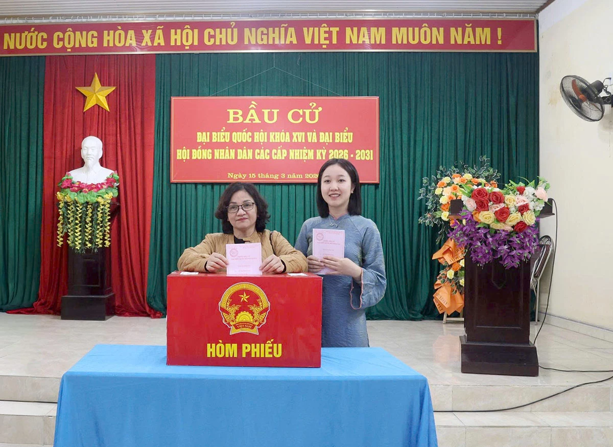 Cử tri khu vực bỏ phiếu số 26, thực hiện quyền cử tri  tại Nhà Văn hóa TDP Phan Thiết 2, phường Minh Xuân. Ảnh: Ngọc Hảo.