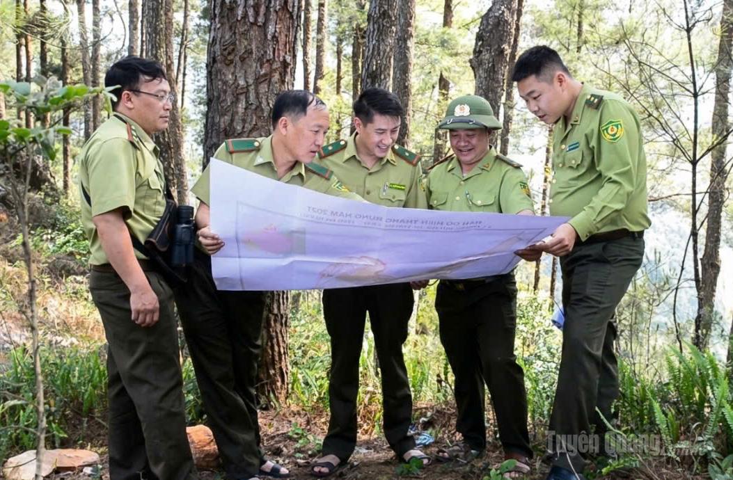Cán bộ Hạt Kiểm lâm khu vực XVI tuần tra, đối chiếu bản đồ rừng, nắm chắc hiện trạng, xử lý vi phạm ngay từ cơ sở.