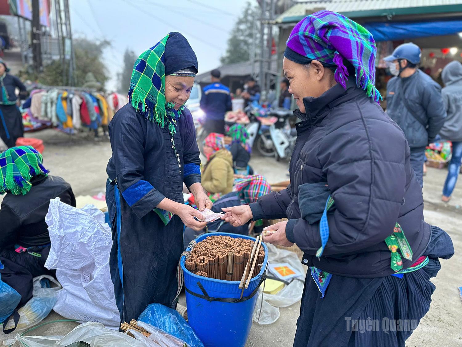 In addition to trading activities, Pac Ngam market also serves as a place for locals to meet, greet, and socialize after days of labor.