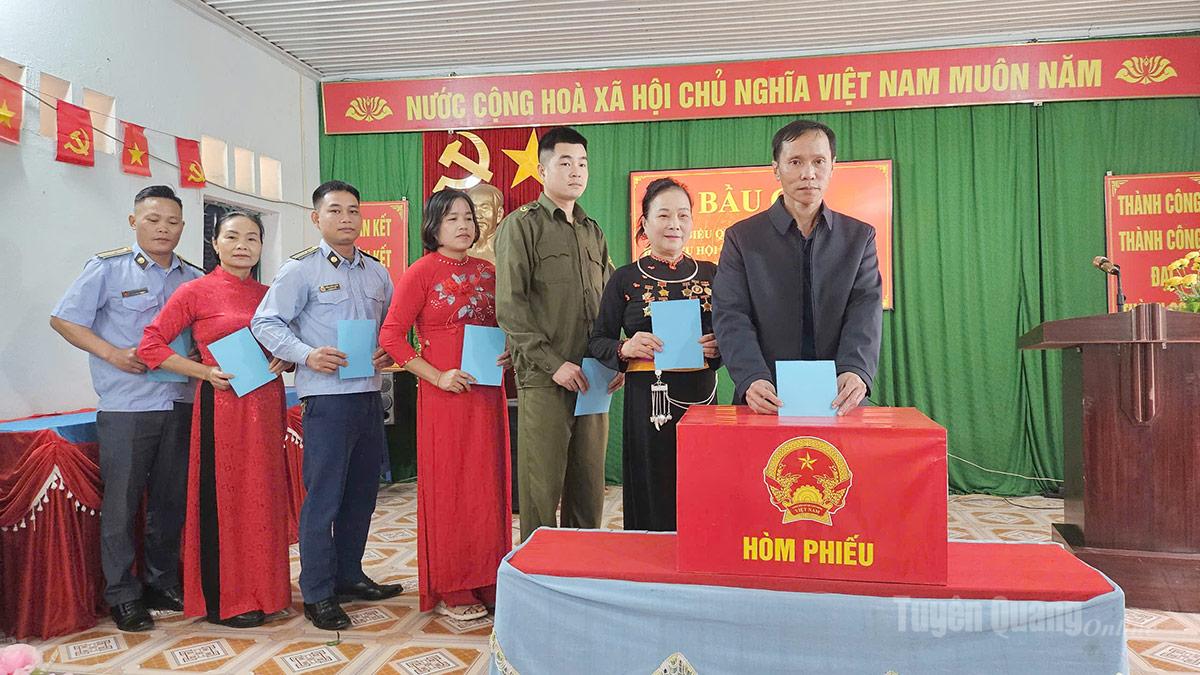 Cử tri xã Tát Ngà tiến hành bỏ phiếu bầu cử Đại Biểu Quốc hội khoá XVI và Đại biểu HĐND các cấp nhiệm kỳ 2026 - 2031. Ảnh: Khánh Huyền